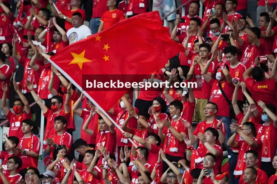 把凌晨三点的比赛拆成帧：一位欧冠录像剪辑师的赛季手记